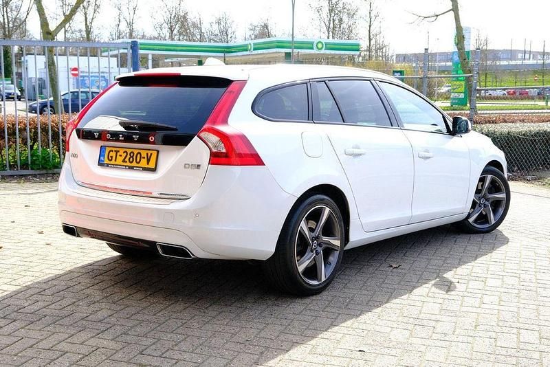 Gebraucht Volvo V60 163 PS (119 kW) 2015 Weiß Kombi