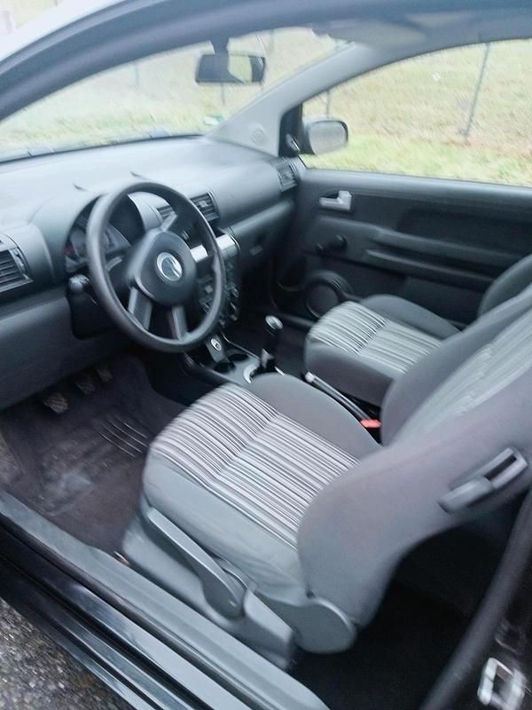 Gebraucht VW Fox 54 PS (39 kW) 2005 Schwarz Kleinwagen