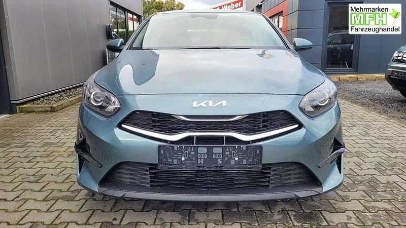 Neu Kia Ceed 140 PS (102 kW) 2025 Lunarsilber Kleinwagen