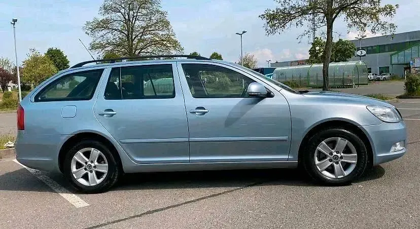 Gebraucht Skoda Octavia Ambiente 105 PS (77 kW) 2010 Blau Kombi
