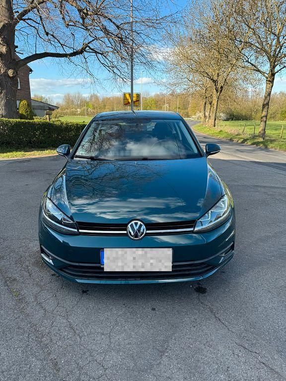 Grün Gebraucht 2018 VW Golf Trendline Limousine | 10.000 € - Bild 1/4