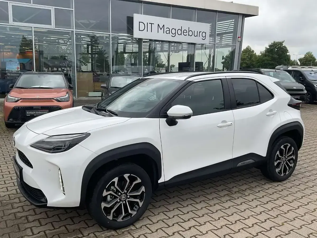 Neu Toyota Yaris Cross 131 PS (96 kW) 2026 Weiß SUV