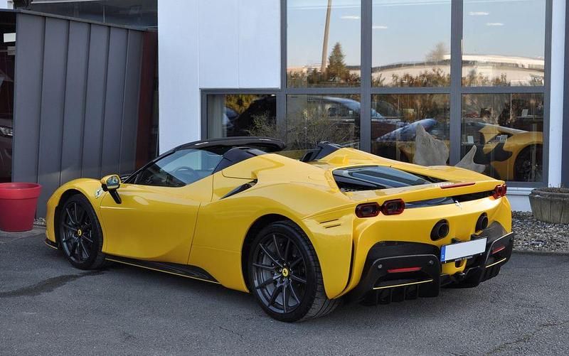 Gebraucht Ferrari SF90 999 PS (734 kW) 2024 Gelb Cabrio