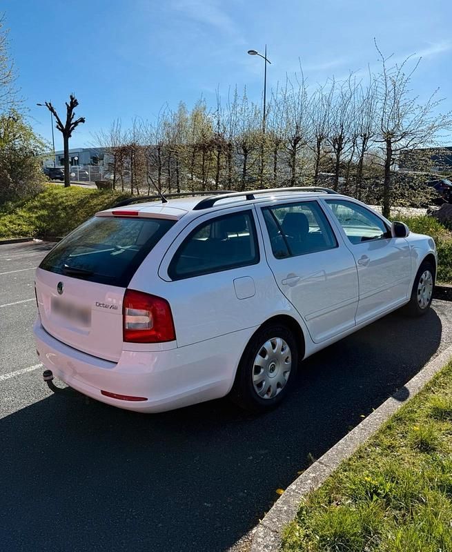 Gebraucht Skoda Octavia 105 PS (77 kW) 2011 Kombi