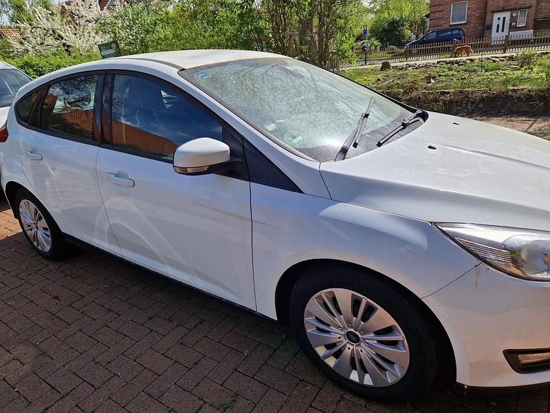 Weiß Gebraucht 2014 Ford Focus Limousine | 3.500 € (Guter Preis) - Bild 1/4
