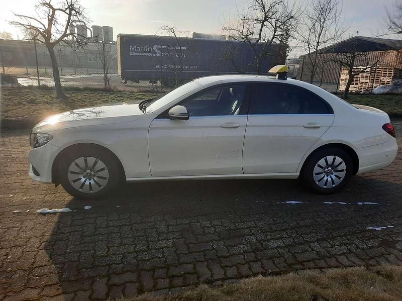 Gebraucht Mercedes E220 194 PS (142 kW) 2020 Hellelfenbein  unilack Limousine