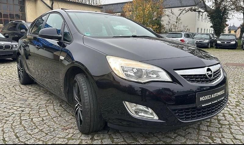Schwarz Gebraucht 2011 Opel Astra Design Edition Limousine | 5.400 € (Guter Preis) - Bild 1/4
