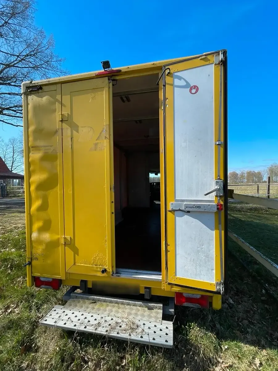 Second-hand Iveco Daily 106 CP (77 kW) 2009 Galben Van