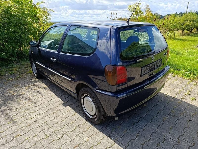 Gebraucht VW Polo 60 PS (44 kW) 1998 Blau Kleinwagen