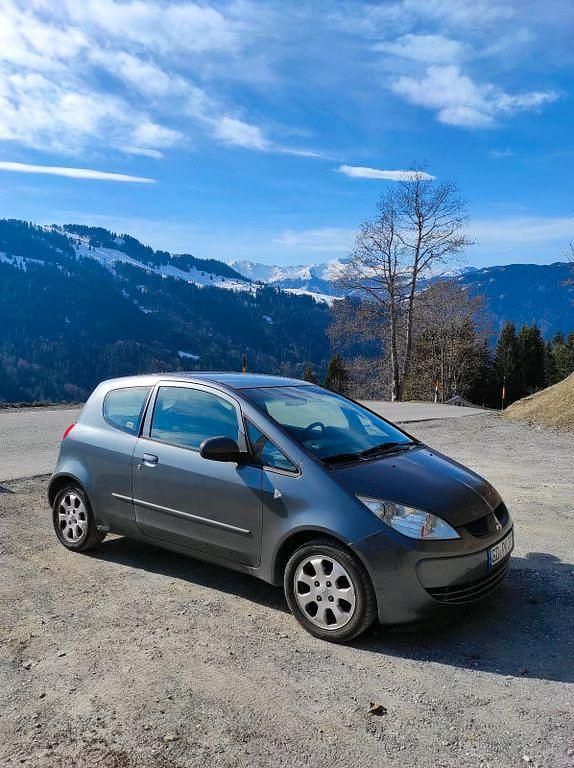 Grau Gebraucht 2005 Mitsubishi Colt Inform Limousine | 2.100 € - Bild 1/4