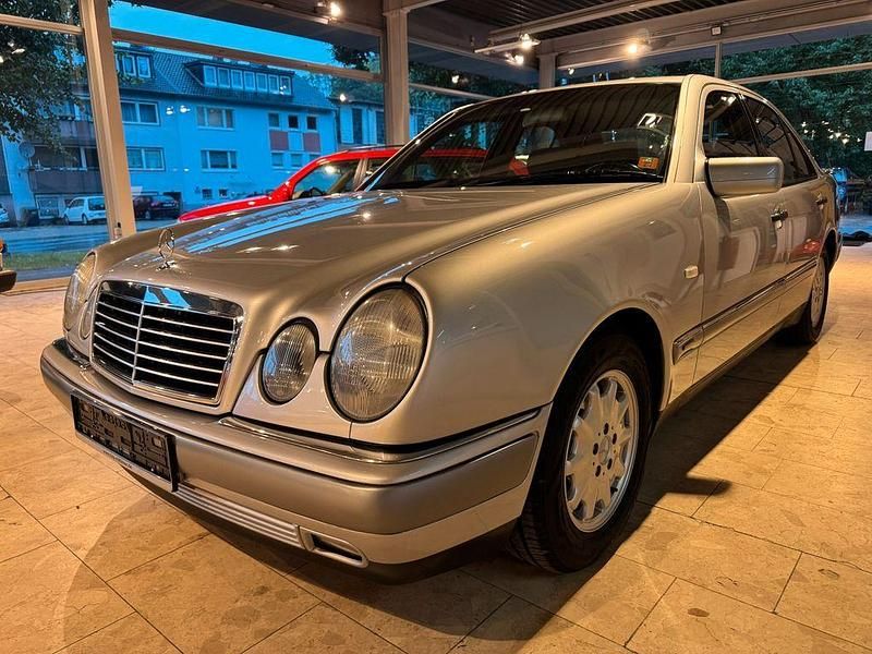 Silber Gebraucht 1998 Mercedes E250 Limousine | 9.900 € - Bild 1/4