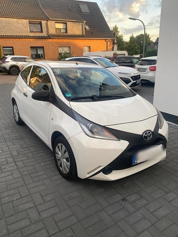 Weiß Gebraucht 2015 Toyota Aygo Business Edition Kleinwagen | 5.600 € (Guter Preis) - Bild 1/4