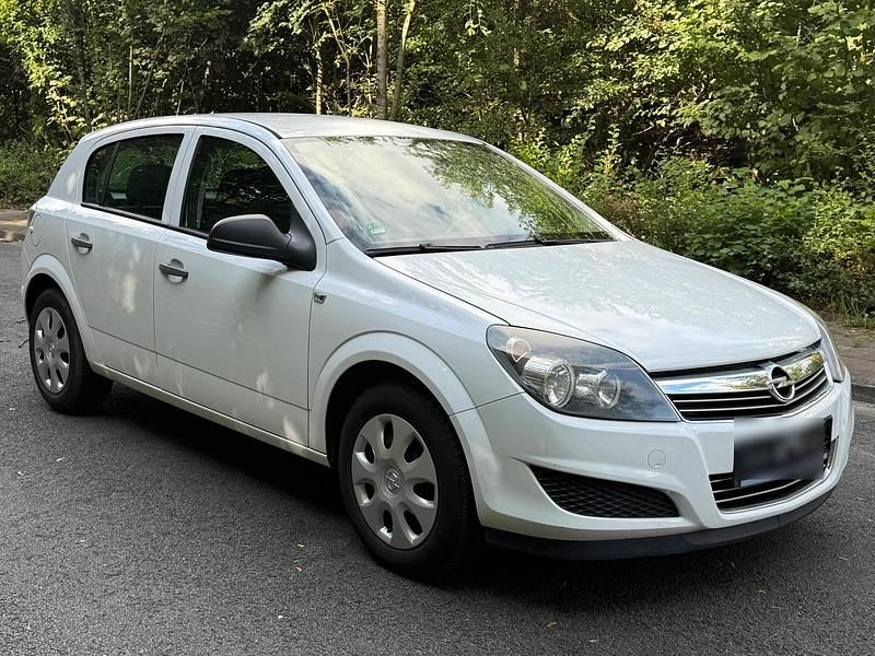 Weiß Gebraucht 2010 Opel Astra Limousine | 1.300 € (Superpreis) - Bild 1/4