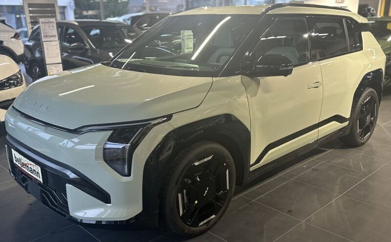 Grün Gebraucht 2024 Kia EV3 4 SUV | 47.350 € (Etwas zu teuer) - Bild 1/4