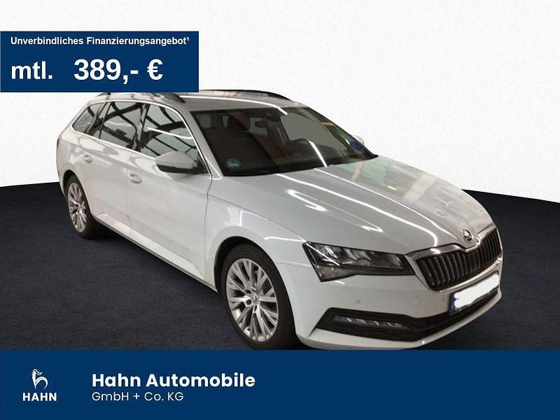 Moonweiss metallic Gebraucht 2023 Skoda Superb Ambition Kombi | 30.830 € (Superpreis) - Bild 1/3