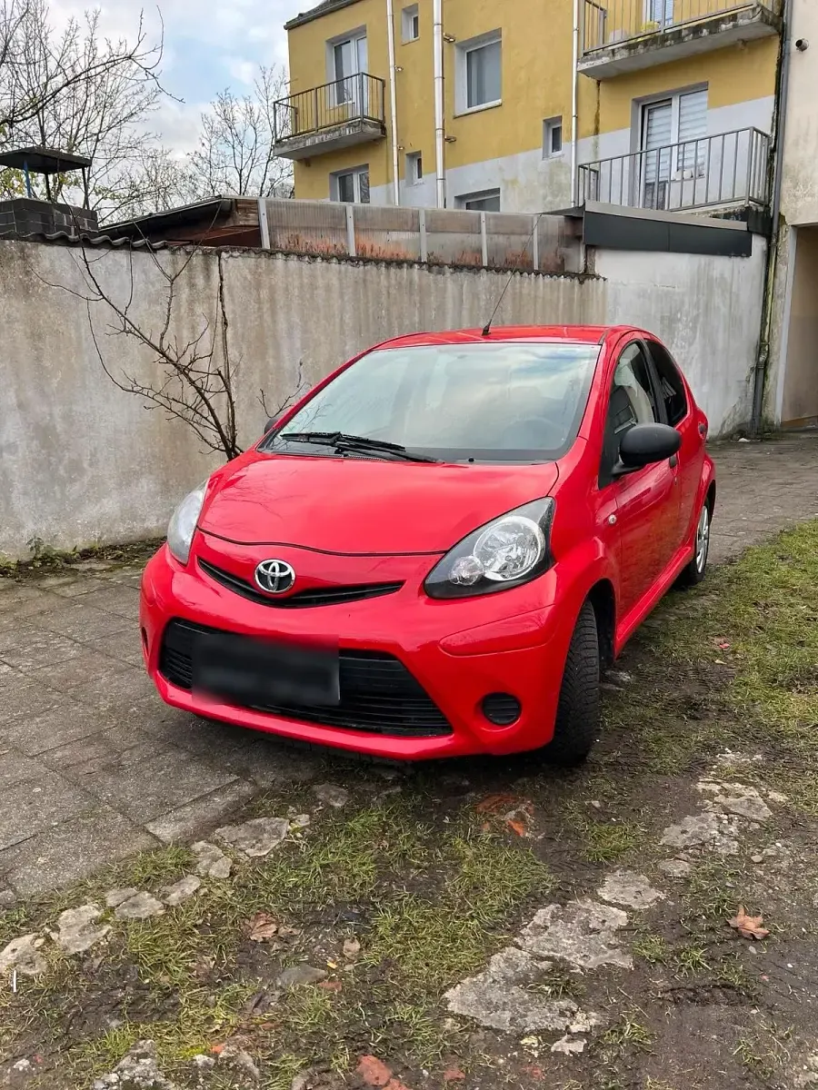 Gebraucht Toyota Aygo 68 PS (50 kW) 2012 Rot Kleinwagen