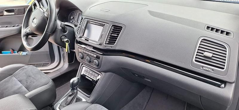 Weiß Gebraucht 2018 VW Sharan Highline Van / Kleinbus | 20.500 € (Superpreis) - Bild 1/4
