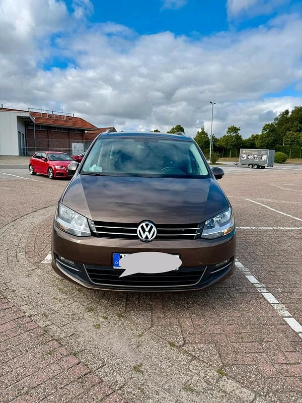 Braun Gebraucht 2011 VW Sharan Van / Kleinbus | 9.200 € (Etwas zu teuer) - Bild 1/4