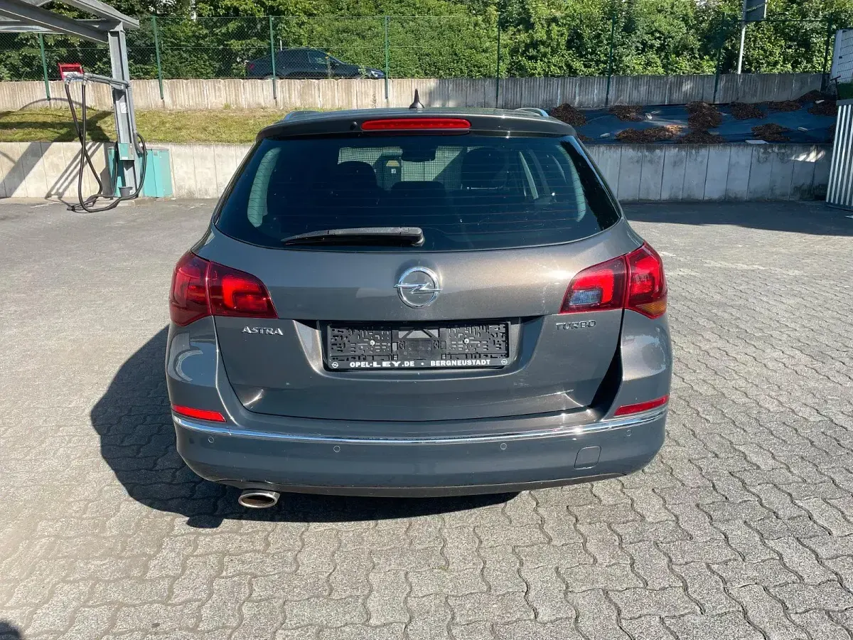 Gebraucht Opel Astra 140 PS (102 kW) 2013 Grau Kombi