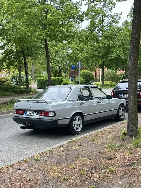 Gebraucht Mercedes 190 107 PS (78 kW) 1987 Silber Limousine