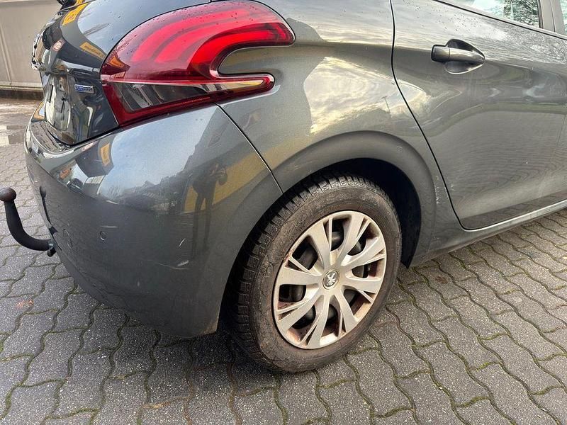Gebraucht Peugeot 208 Active 82 PS (60 kW) 2017 Grau Kleinwagen