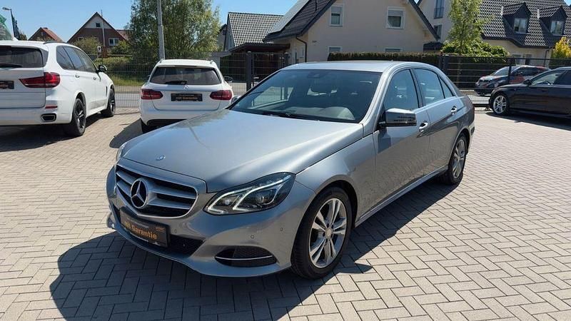 Palladiumsilber metalliclack Gebraucht 2013 Mercedes E200 Avantgarde Limousine | 16.999 € (Teuer) - Bild 1/4