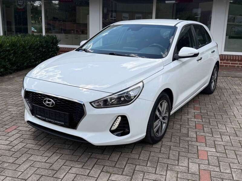 Polar white Gebraucht 2018 Hyundai i30 Trend Kleinwagen | 12.990 € (Fairer Preis) - Bild 1/4