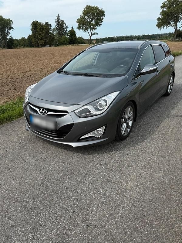 Grau Gebraucht 2011 Hyundai i40 Premium Kombi | 6.500 € (Fairer Preis) - Bild 1/4