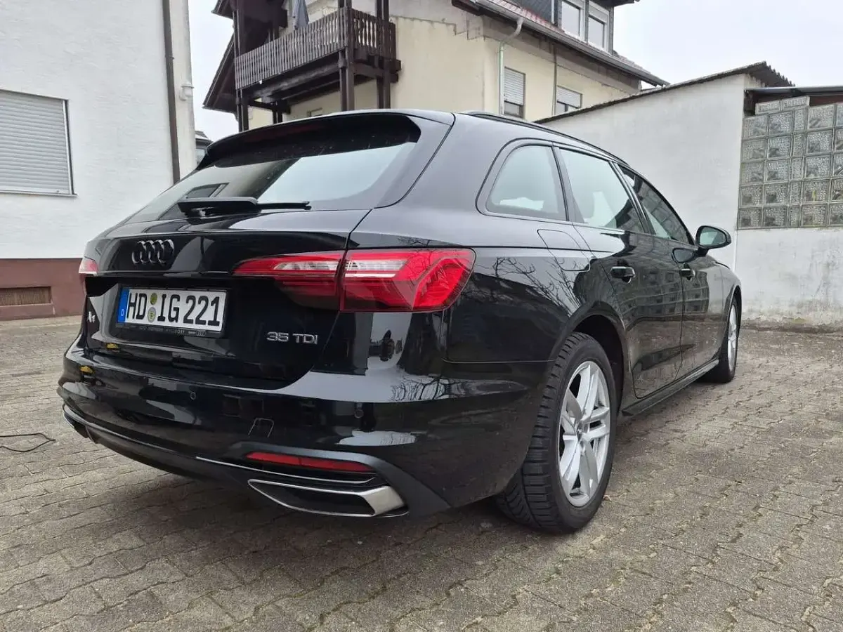 Używany Audi A4 Advanced 163 KM (119 kW) 2020 Czarny Kombi