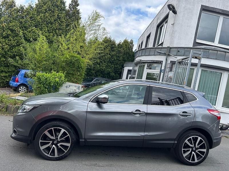 Grau Gebraucht 2016 Nissan Qashqai Tekna SUV | 9.790 € (Superpreis) - Bild 1/4