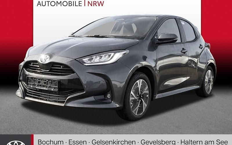 Neu Toyota Yaris Hybrid 116 PS (85 kW) 2025 Grau Limousine