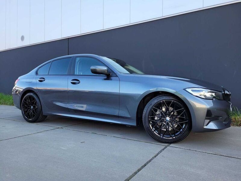 Grau Gebraucht 2022 BMW 316 Sport Line Limousine | 26.940 € (Teuer) - Bild 1/4