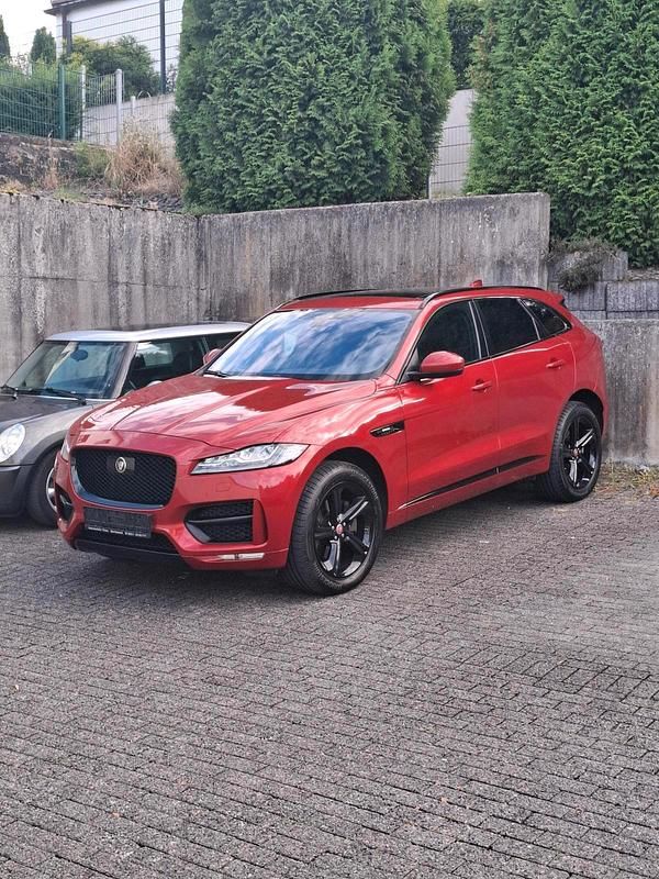 Rot Gebraucht 2017 Jaguar F-Pace R-Sport SUV | 27.000 € (Etwas zu teuer) - Bild 1/4