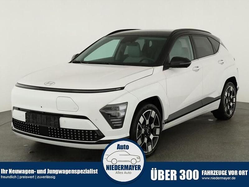 Serenity white metallic/ dach Gebraucht 2024 Hyundai Kona Prime SUV | 31.995 € (Guter Preis) - Bild 1/4