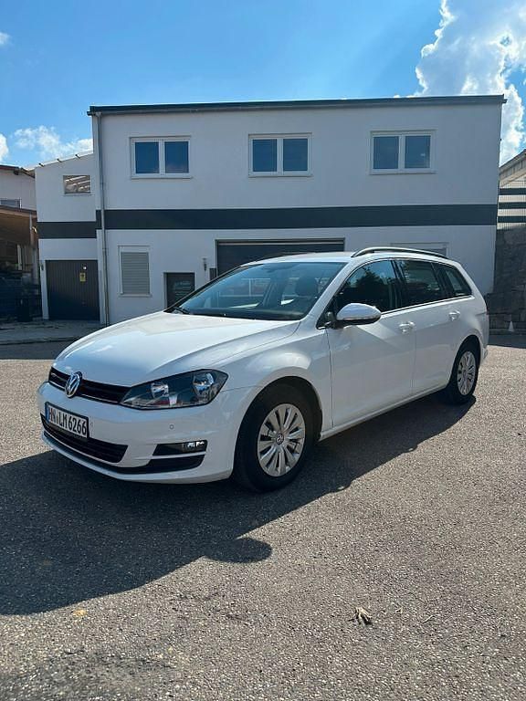 Weiß Gebraucht 2017 VW Golf VII Trendline Kombi | 11.781 € (Superpreis) - Bild 1/4