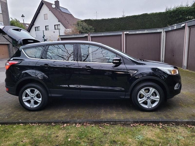 Gebraucht Ford Kuga Trend 120 PS (88 kW) 2019 Schwarz SUV