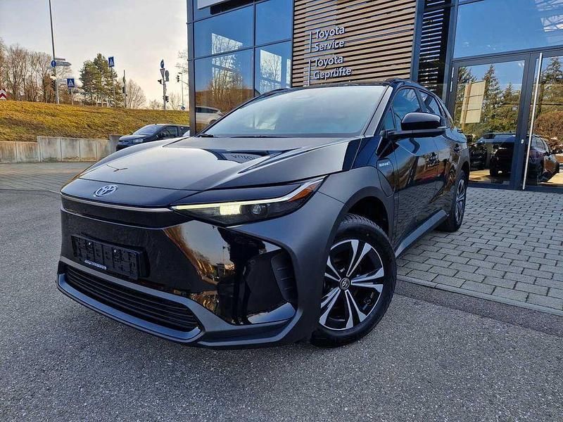 Mysticschwarz (metallic) Gebraucht 2023 Toyota bZ4X Basis SUV | 34.500 € (Fairer Preis) - Bild 1/4