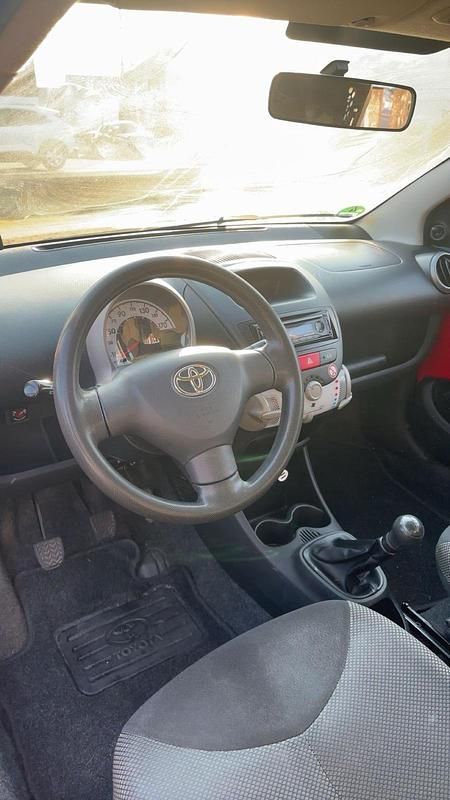 Gebraucht Toyota Aygo 68 PS (50 kW) 2013 Rot Kleinwagen