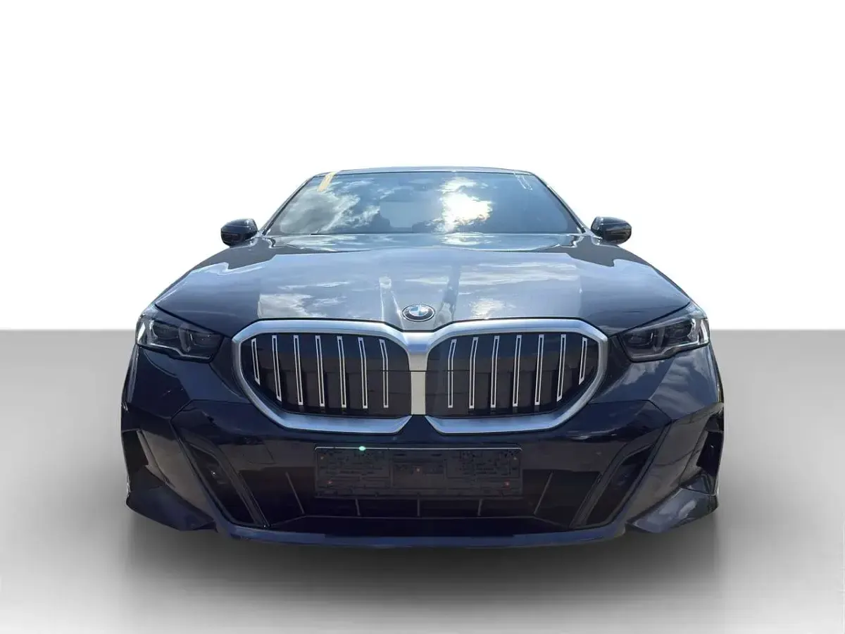 Gebraucht BMW 520 M Sport 197 PS (144 kW) 2024 Grau Limousine