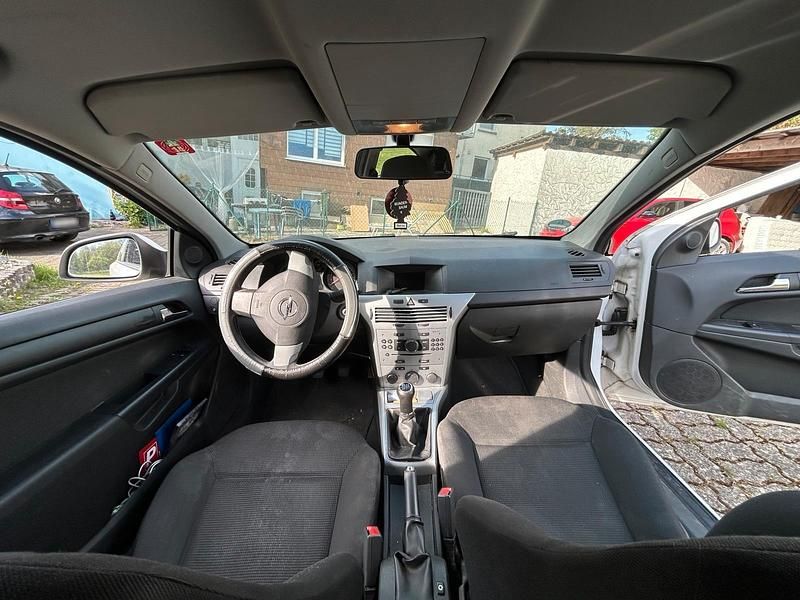 Second-hand Opel Astra 100 CP (73 kW) 2009 Alb Coupe