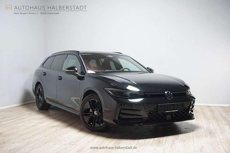 Mythosschwarz metall (metallic) Gebraucht 2025 VW Passat R-line Kombi | 41.490 € (Etwas zu teuer) - Bild 1/3