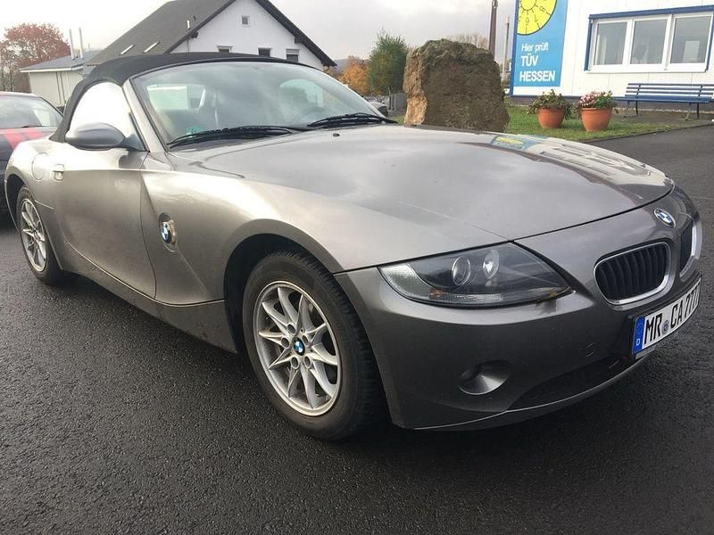 Grau Gebraucht 2005 BMW Z4 Sport Line Cabrio | 6.999 € (Teuer) - Bild 1/4