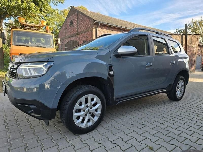 Grau Gebraucht 2023 Dacia Duster Prestige SUV | 10.750 € - Bild 1/4