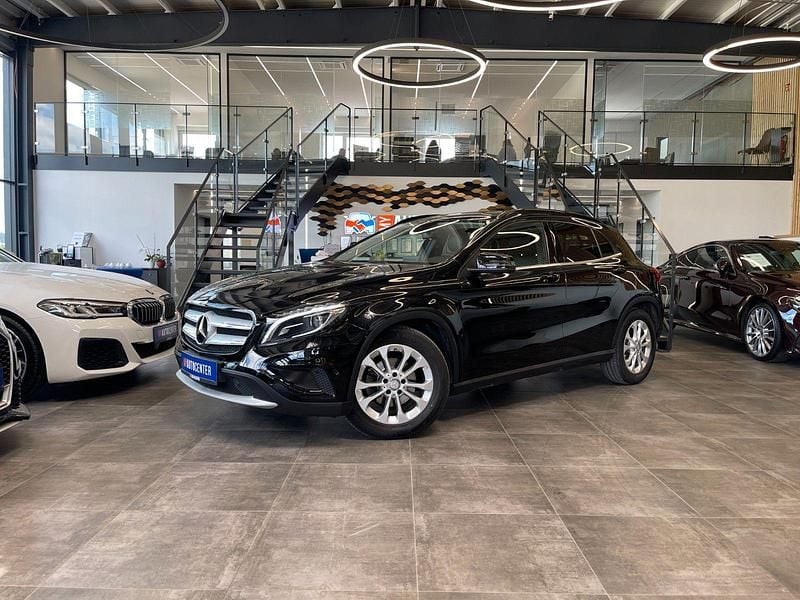 Schwarz Gebraucht 2017 Mercedes GLA200 Style SUV | 18.499 € (Guter Preis) - Bild 1/4