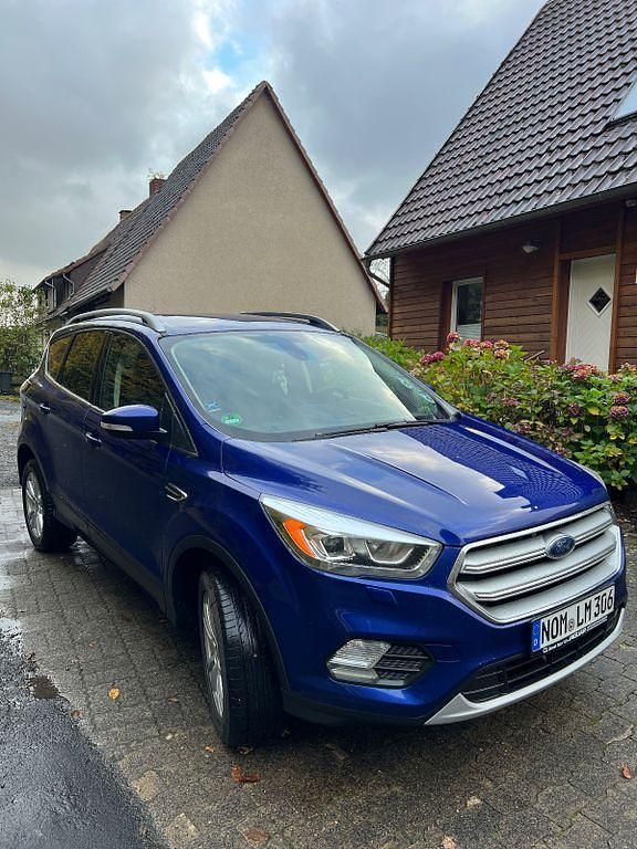 Blau Gebraucht 2017 Ford Kuga Titanium SUV | 11.300 € (Etwas zu teuer) - Bild 1/4
