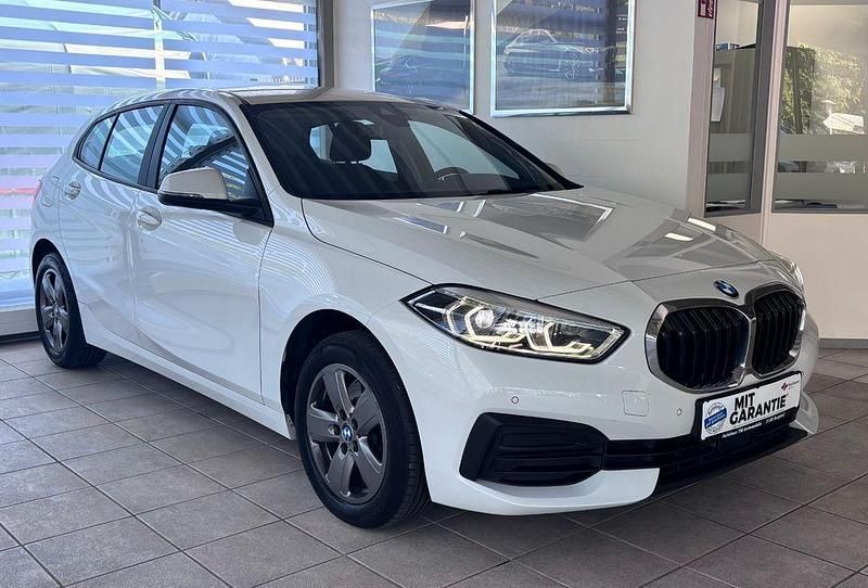 Weiß Gebraucht 2022 BMW 118 Comfort Edition Kleinwagen | 18.100 € (Superpreis) - Bild 1/4