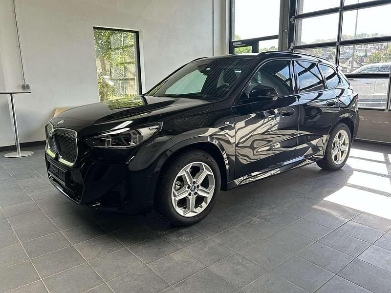 Saphirschwarz Gebraucht 2023 BMW iX1 M Sport SUV | 41.950 € (Guter Preis) - Bild 1/4