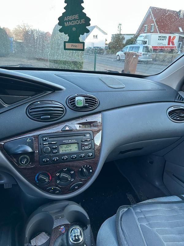 Rot Gebraucht 1999 Ford Focus Limousine | 650 € (Guter Preis) - Bild 1/4