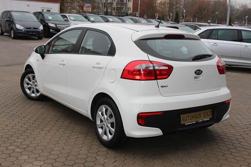 Second-hand Kia Rio 84 CP (61 kW) 2017 Alb Hatchback
