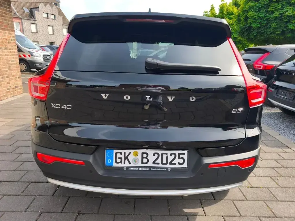 Gebraucht Volvo XC40 Core 163 PS (119 kW) 2025 Schwarz SUV